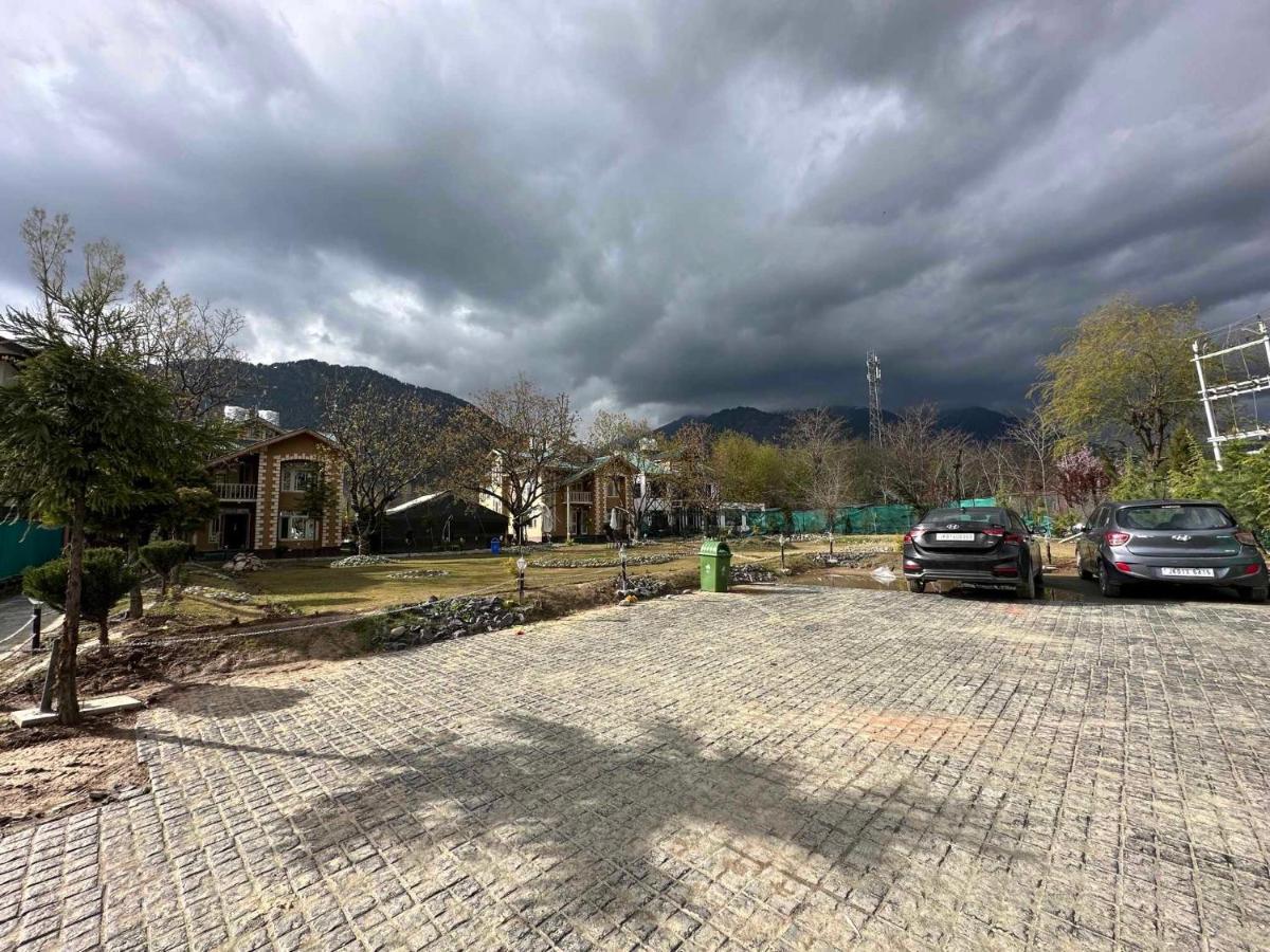 Lider View Resort Pahalgam Bagian luar foto
